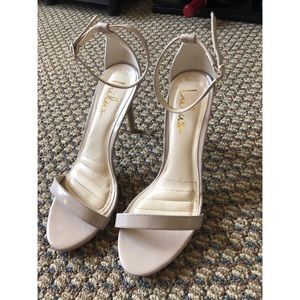 Nude patent leather pumps